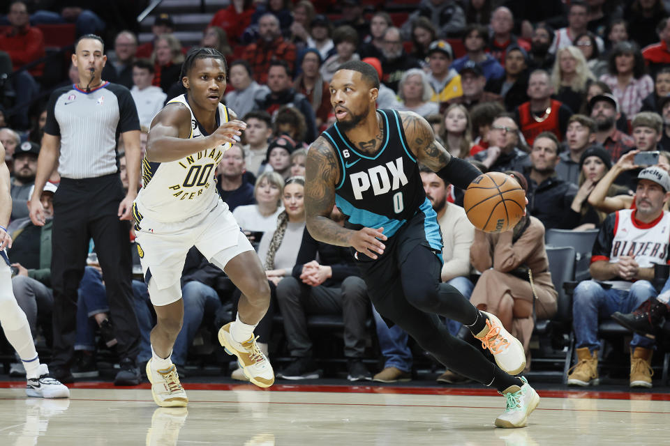 因小腿傷勢缺陣7天的Damian Lillard，回歸首戰就攻下21分4籃板6助攻。(Photo by Soobum Im/Getty Images)