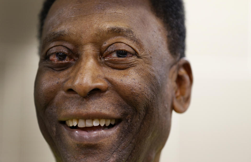 ARCHIVO - Pelé sonríe durante un encuentro con periodistas en un restaurante londinense, el 20 de marzo de 2015 (AP Foto/Kirsty Wigglesworth, archivo)