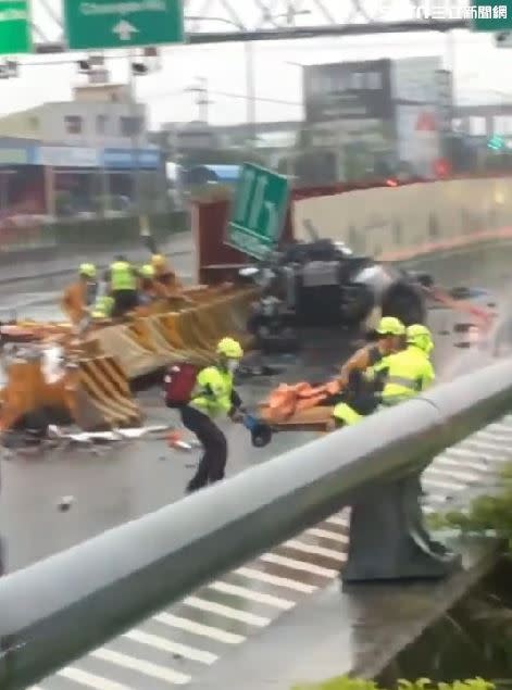 車上兩名男子年約三十歲彈飛車外送醫，當場慘死。(圖/翻攝畫面)