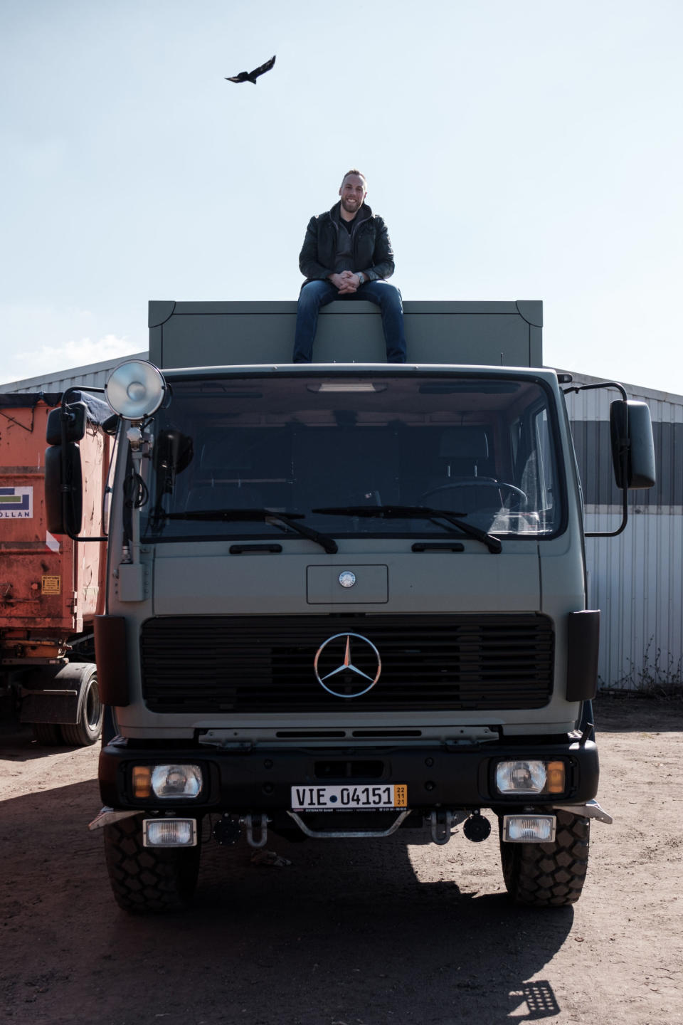 Lennart Ewers arbeitet seit neun Monaten am Innenausbau seines LKWs. In zwei Monaten will er mit dem Fahrzeug auf Weltreise gehen.  - Copyright: Maike Maya