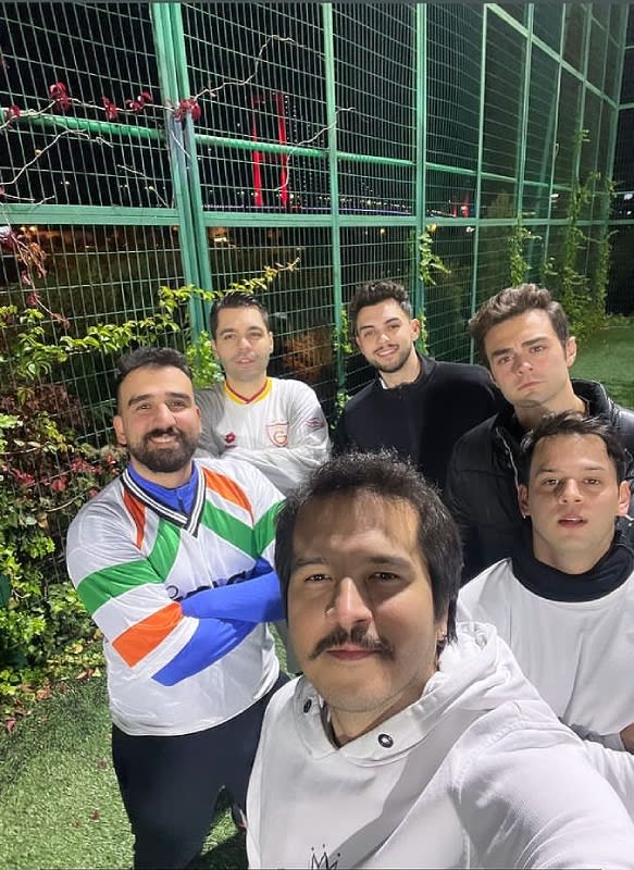 Yiğit Koçak y Cihan Şimşek, de Hermanos, a punto de jugar un partido de futbol junto a unos amigos