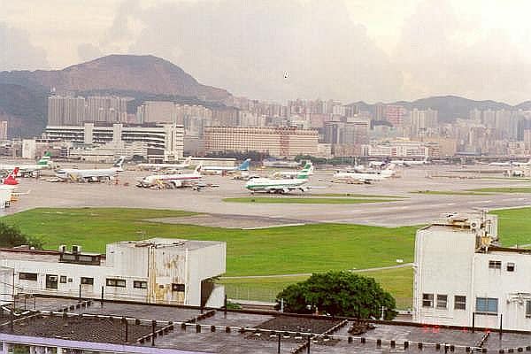 攝於1998年的香港啟德機場。(圖：維基百科)