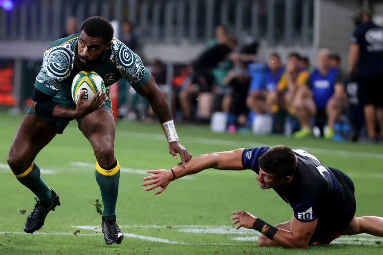 Bautista Delguy intenta tacklear a Marika Koroibete de los Wallabies durante el partido que disputan en Sidney, Australia.