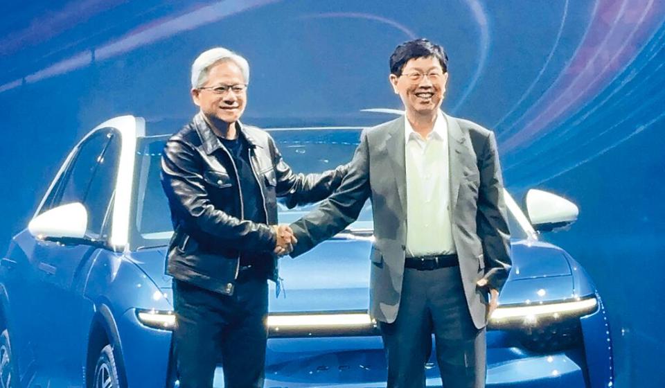 NVIDIA創辦人黃仁勳（左）與鴻海董事長劉揚偉，搭乘電動車Model B出席鴻海科技日。圖／彭媁琳