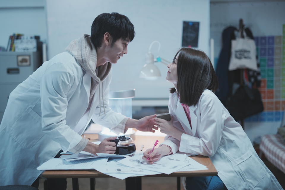《火星上的維納斯》曹佑寧（左）和邵雨薇飾演一對愛鬥嘴卻同時很依賴彼此的實驗室同事。（圖／HamiVideo提供）