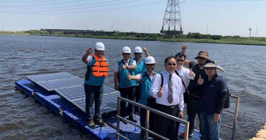 翊天岡水平台搭載太陽能板演練示範情況。（圖／燁輝提供）