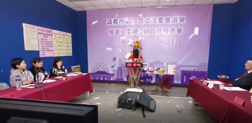 嘉義市立委選舉政見會上，「台灣阿成」撒錢唱歌吃零食。（圖／翻攝畫面）