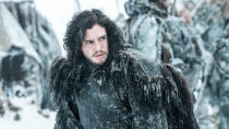Jon Snow é convocado por Daenerys para uma reunião na Pedra do Dragão e decide ir porque precisa pedir o vidro do dragão para matar os White Walkers. Sansa fica encarregada de cuidar de Winterfell na companhia de Fantasma. (Divulgação)