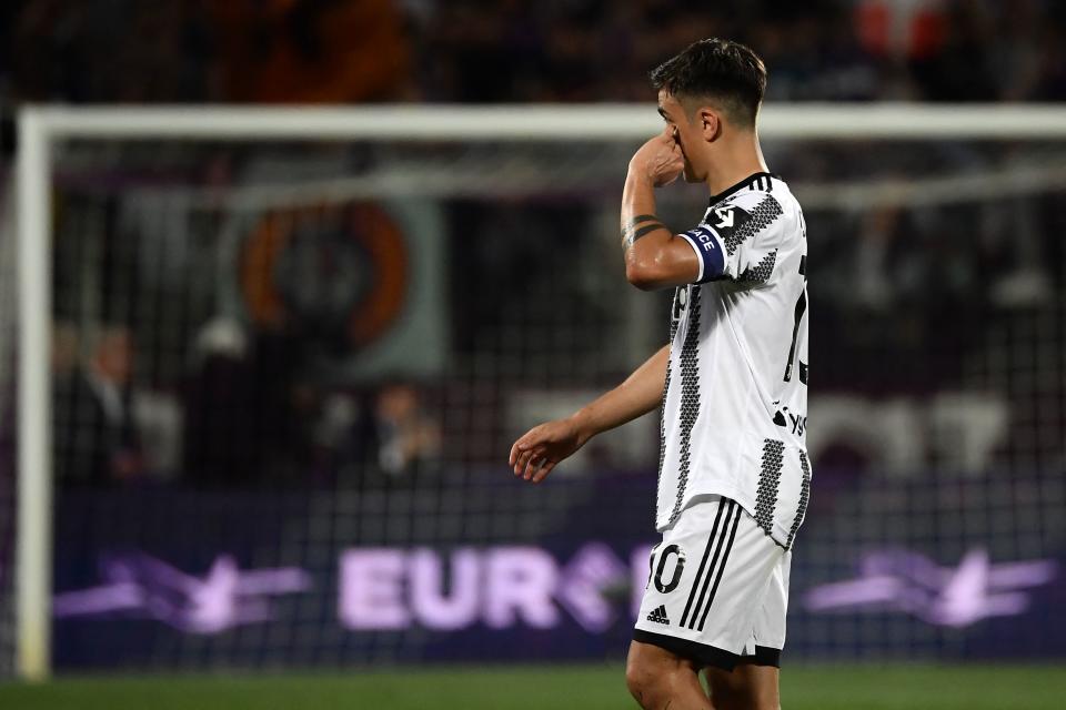 El delantero argentino de la Juventus, Paulo Dybala, reacciona al final del partido de fútbol de la Serie A italiana entre la Fiorentina y la Juventus el 21 de mayo de 2022 en el estadio Artemio-Franchi de Florencia. (Foto: FILIPPO MONTEFORTE/AFP vía Getty Images)