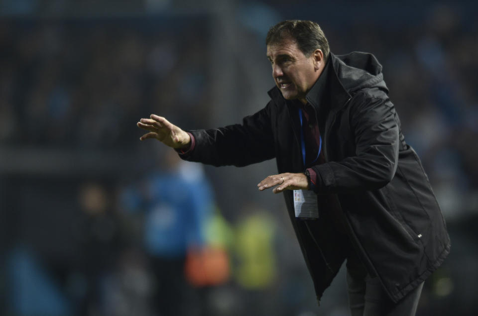 Coach Nestor Lorenzo of Peru's Melgar directs his players during a Copa Sudamericana soccer match against Argentina's Racing Club at Presidente Peron stadium in Buenos Aires, Argentina, Wednesday, May 18, 2022. (AP Photo/Gustavo Garello)