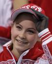 La rusa Julia Lipnitskaia sonríe tras competir en la prueba de equipos del patinaje artístico de los Juegos Olímpicos de Invierno, el 9 de febrero de 2014, en Sochi, Rusia. (AP Photo/Darron Cummings, Pool)