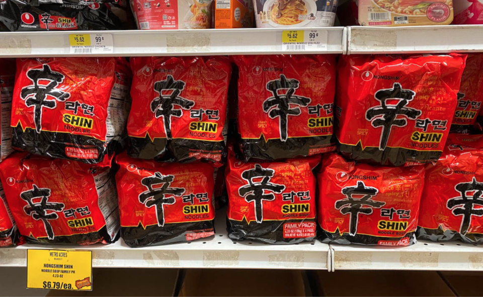 美國超市有大量的韓國辛拉麵。圖／Grace　提供