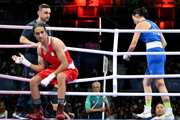 La argenlina Imane Khelif, de rojo, ha ganado el combate frente a la italiana Angela Carini, que se retiró del ring.