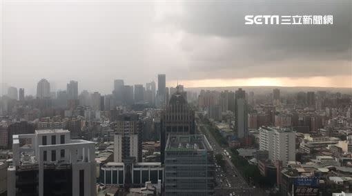 台中市西區下午4時左右被一片烏雲籠罩，接著下起大雨。（圖／讀者張先生提供）