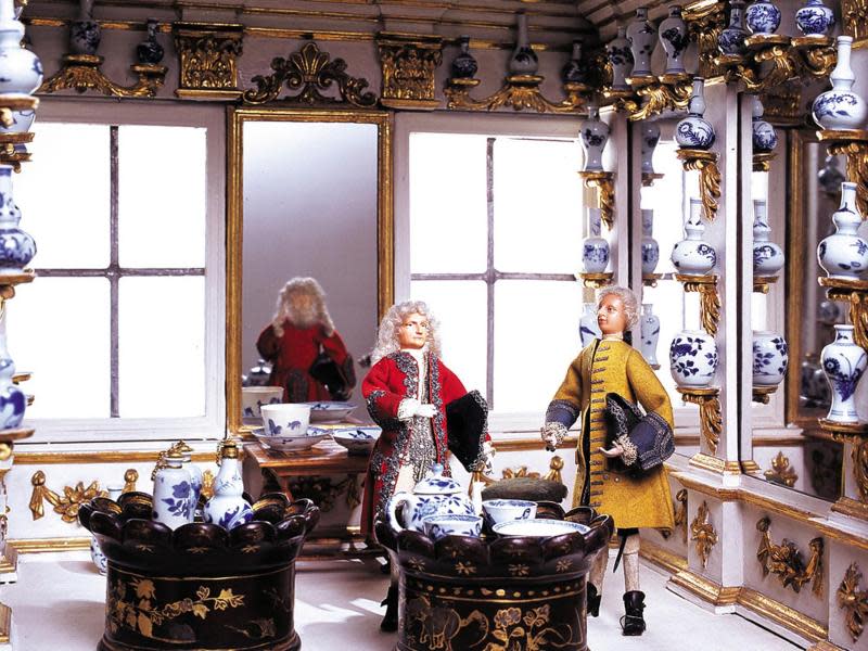 Detailgetreu bis zum Porzellangeschirr - die Puppenmacher haben ihre Figuren aufwendig ausgestaltet. Foto: Schlossmuseum Arnstadt/Detlef Marschall