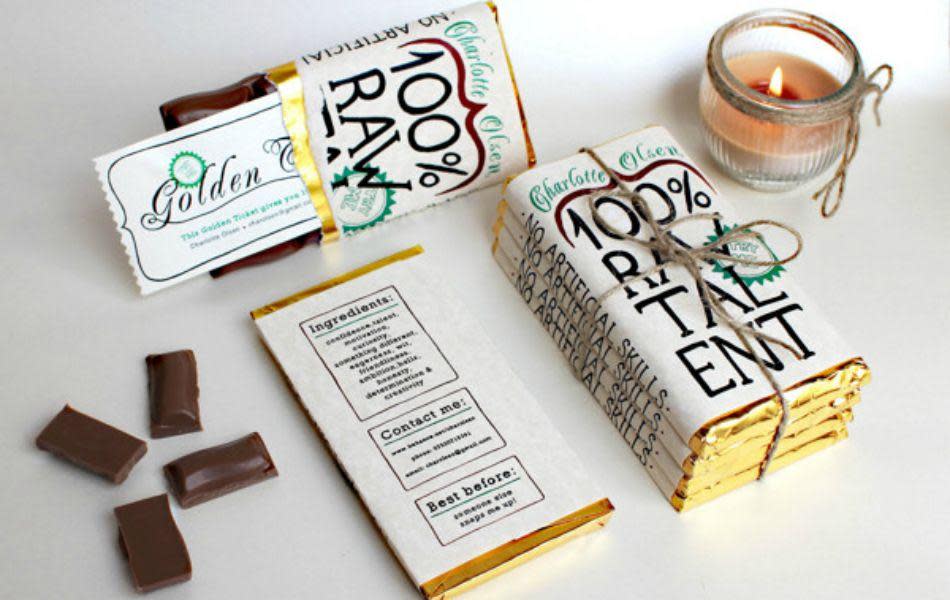 <p>Pour les recruteurs gourmands, la designer Charlotte Olsen a pensé à tout en inscrivant son CV sur une tablette de chocolat. Et pour pousser le délire jusqu’au bout, elle a même glissé un “golden ticket” à l’intérieur, en clin d’œil à “Charlie et la Chocolaterie”. </p>