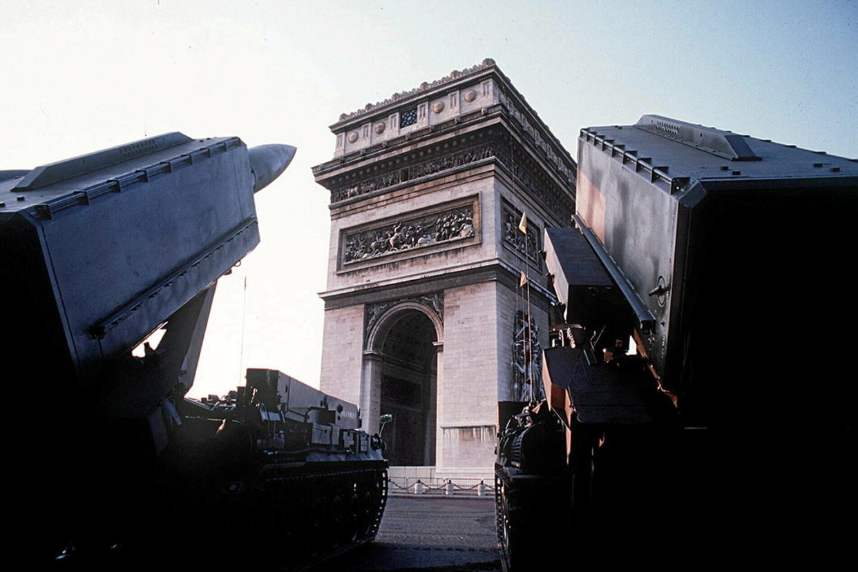 Défilé du 14 juillet 1982, des missiles Pluton attendent sur le rond-point de l'Étoile, en face de l'Arc de Triomphe, avant de descendre les Champs-Élysées.   - Credit:ROBERT PATRICK/SIPA / SIPA / ROBERT PATRICK/SIPA