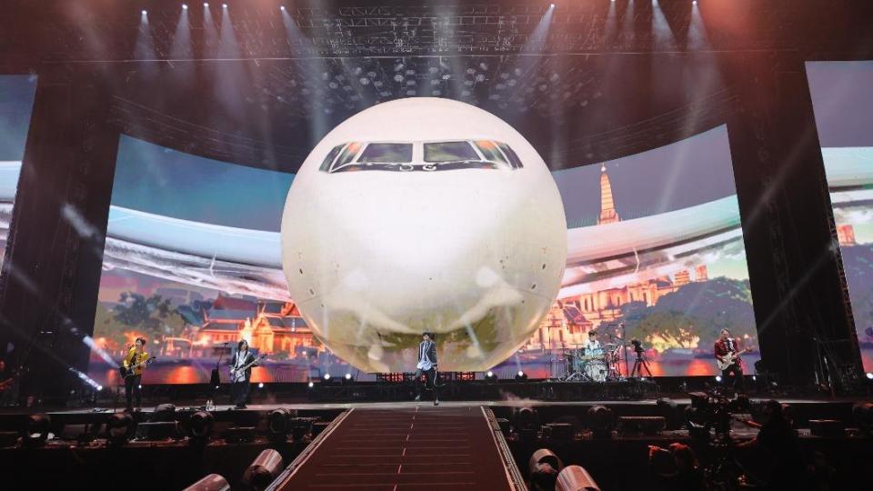 五月天演唱會視覺效果驚人，透過裸視3D技術打造栩栩如生的飛機。（圖／相信音樂提供）