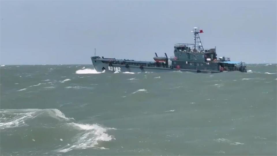 解放軍2艘補給船闖金門限制水域　海巡驅逐畫面曝光