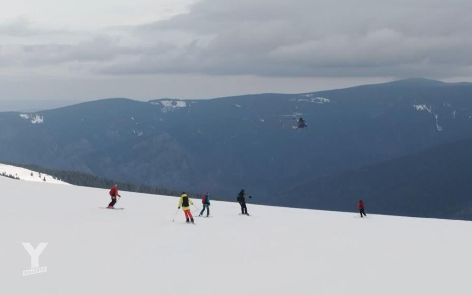 Die Vorteile des Heli-Skiings liegen auf der Hand - respektive auf dem Berg: "Ein Traum auf Erden. Das hat man nirgendwo, wenn man in Österreich unterwegs ist."  (Bild: ARD)