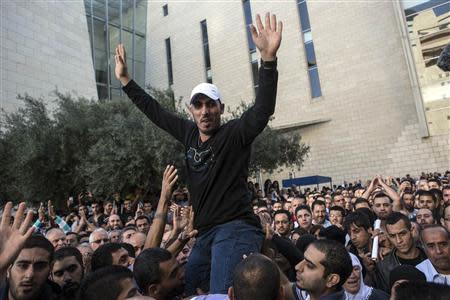 An Israeli Arab man gestures as he is carried by supporters after his sentencing during a protest outside the district court in the northern city of Haifa November 28, 2013. REUTERS/Nir Elias