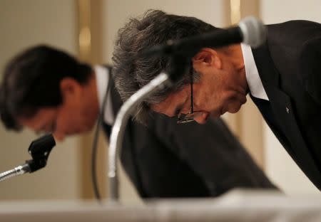 Kobe Steel Executive Vice President Naoto Umehara (R) bows at a news conference in Tokyo, Japan October 20, 2017. REUTERS/Issei Kato