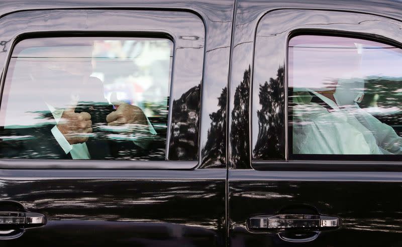 Foto del domingo del presidente de EEUU, Donald Trump, saludando a los seguidores congregados fuera del hospital militar donde es tratado por coronavirus