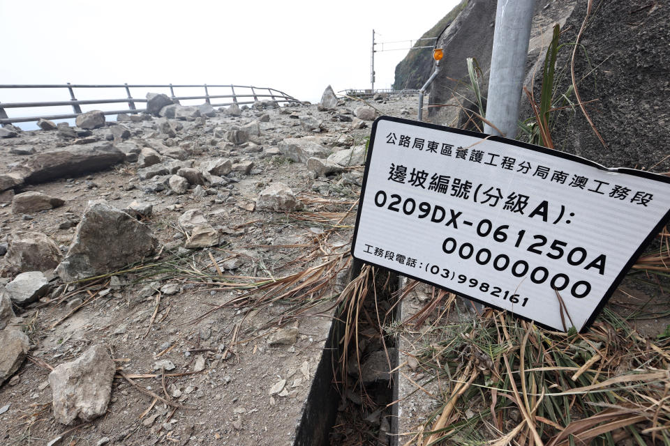 花蓮大地震蘇花公路路段受災狀況嚴重，南下路段行車只能到和平隧道，一出隧道口路面全是崩塌落石無法通行。記者杜建重／攝影