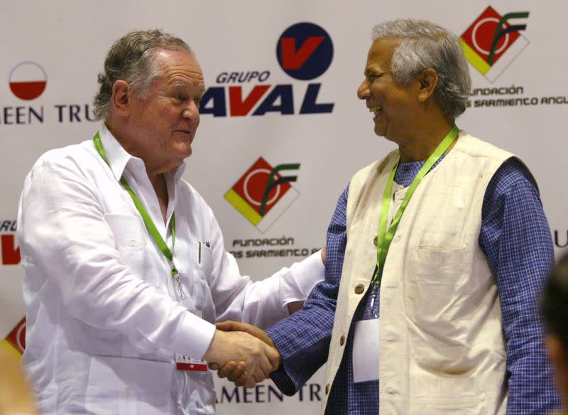 Foto de archivo. El empresario colombiano Luis Carlos Sarmiento (izq.) saluda de mano al premio Nobel Mohammed Yunus durante el lanzamiento de un banco a favor de los pobres, en Cartagena