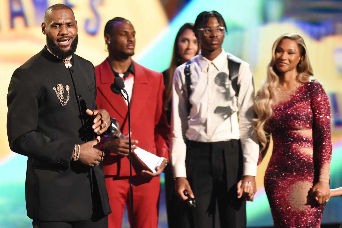 LeBron James Gushes Over His 'Queen,' Wife Savannah, on ESPYs Stage: 'Kudos  to You, Baby