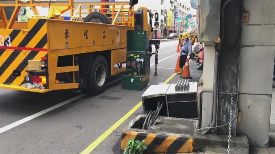 警駕車失控撞變電箱　台南逾7百戶一度停電