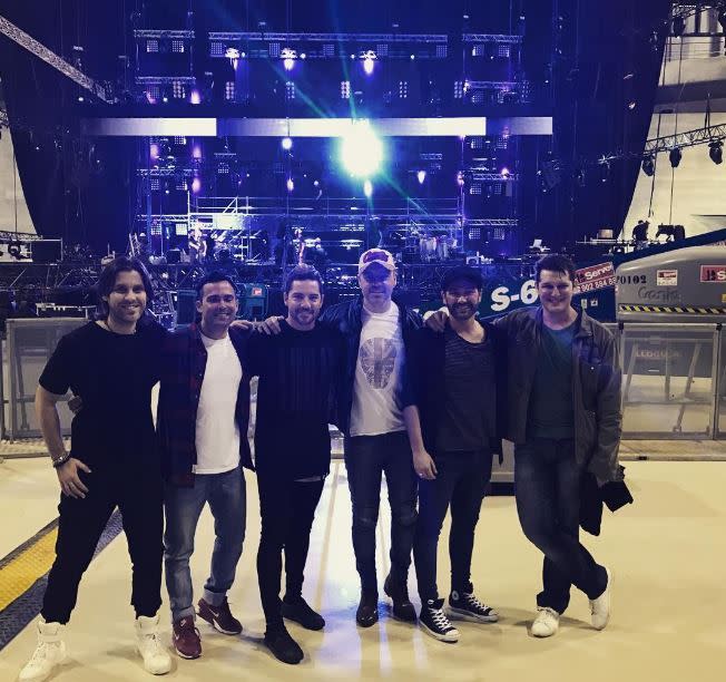 Los chicos: El bando masculino de OT1 también ha querido subir su propia fotografía a Instagram mostrando su amistad. En ella, Javián, Naím, Bisbal, Juan, Parreño y Manu aparecen abrazados frente al escenario.  (Imagen: ©Instagram/@ot_elreencuentro)