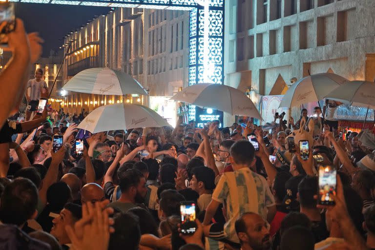 El banderazo argentino en el mercado de Souq Waqif arrancó antes de las 7 de la tarde, hora local