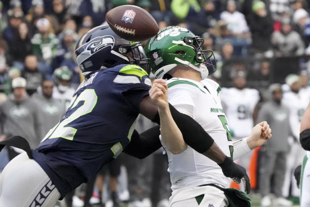 Seahawks keep playoff hopes alive with win, eliminate Jets