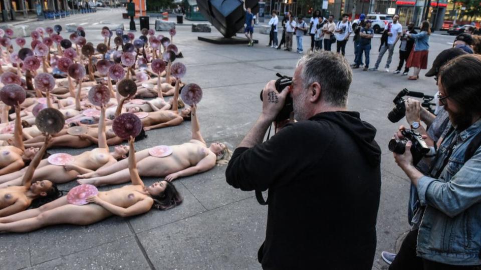 Instalación artística de Spencer Tunick en Nueva York, 2019.