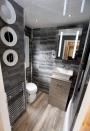 <p>Una chicca è il bagno, che è stato realizzato pescando dettagli dalle più recenti riviste di design.<br>(foto: Caters News) </p>