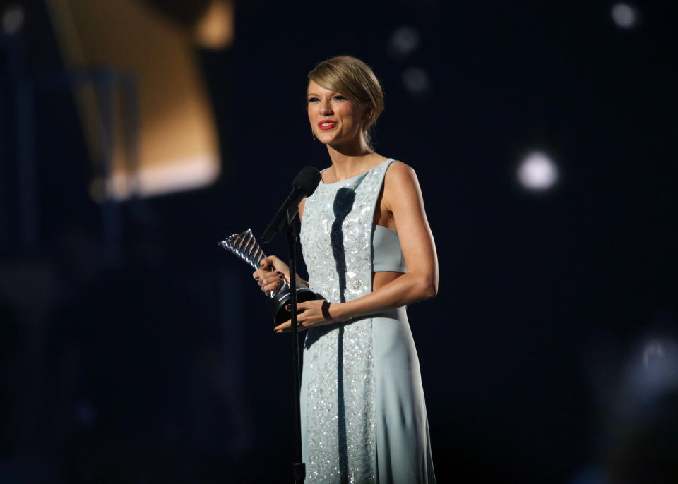 Taylor Swift accepts the Milestone Award at the 50th Annual Academy of Country Music Awards in Arlington, Texas April 19, 2015.    REUTERS/Mike Blake