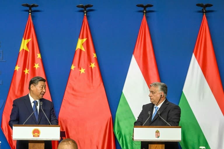Auf der dritten Station seiner Europa-Reise ist der chinesische Präsident Xi Jinping in Ungarn besonders freundschaftlich empfangen worden. Er würdigte dabei, dass die Beziehungen beider Staaten auf "dem besten Stand in ihrer Geschichte seien". (SZILARD KOSZTICSAK)