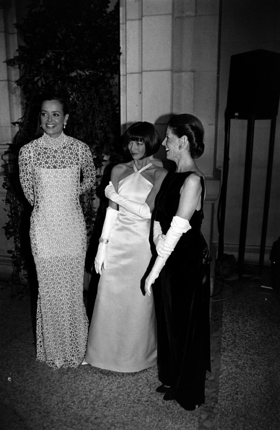 Clarissa Alcock, Anna Wintour, and Annette Reed at the 1995 Met Gala.