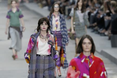 Models present creations by German designer Karl Lagerfeld as part of his Spring/Summer 2015 women's ready-to-wear collection for French fashion house Chanel during Paris Fashion Week September 30, 2014. REUTERS/Gonzalo Fuentes