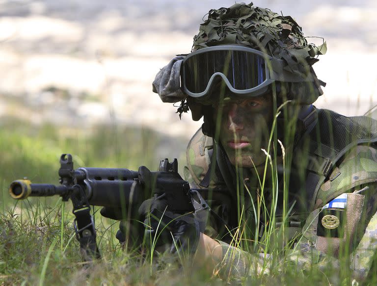 Un soldado finlandés participa en las operaciones anfibias como parte de los ejercicios marítimos de la OTAN BALTOPS 2015 en Ustka, Polonia, el 17 de junio de 2015.