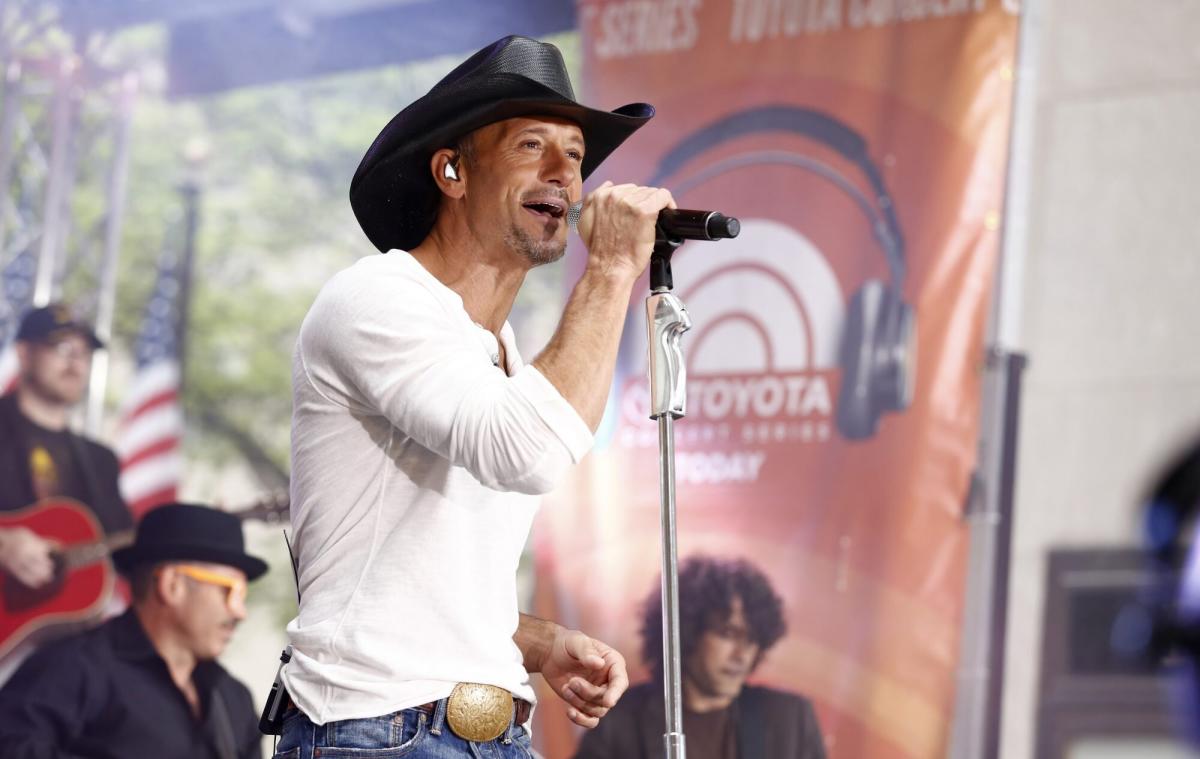 Tim McGraw's extremely rare photo with both brothers sparks