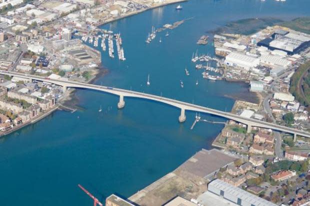 Pedestrians ignore Itchen Bridge closure as Storm Eunice hits