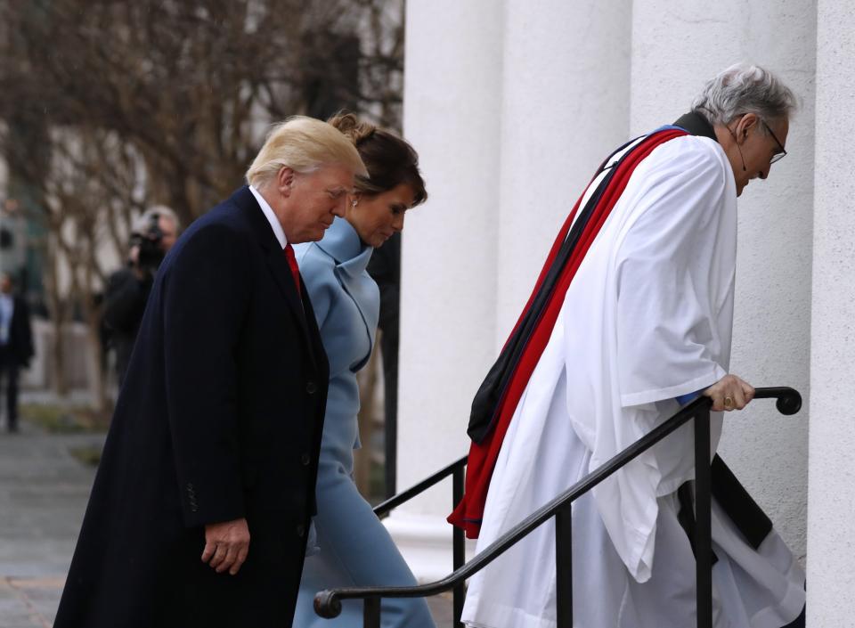 <p>Donald und Melania Trump treffen zum Gottesdienst in der St. John’s Episcopal Church ein (Bild: AP Photo/Alex Brandon) </p>