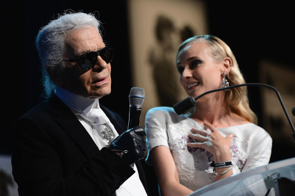 <p>Kal Lagerfeld a lancé la carrière de Diane Kruger dans la mode en faisant de la jeune femme – 16 ans à l’époque – l’égerie du parfum “Allure” de Chanel en 1996. Depuis ce temps-là, Diane Kruger et le couturier étaient devenus amis et travaillaient ensemble à l’occasion, comme en 2013, lorsqu’elle est devenue la représentante de la branche beauté de Chanel. Diane Kruger a d’ailleurs immédiatement réagi au décès du couturier sur Instagram, en écrivant : <em>“Je ne peux pas te dire à quel point tu comptais pour moi et à quel point tu vas me manquer. Je n’oublierai jamais ta gentillesse envers moi, tes rires, ton imagination”</em>. </p>