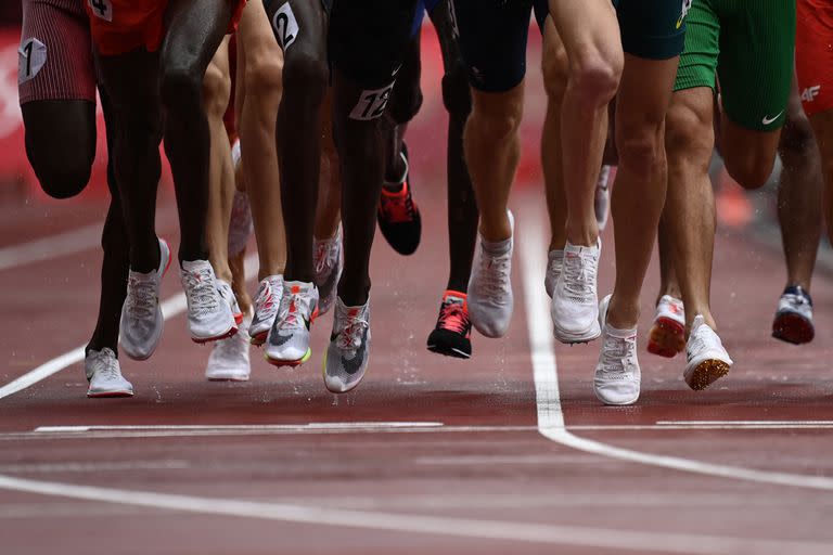 Una imagen muestra las piernas de los atletas mientras compiten en las eliminatorias masculinas de 1500 m.