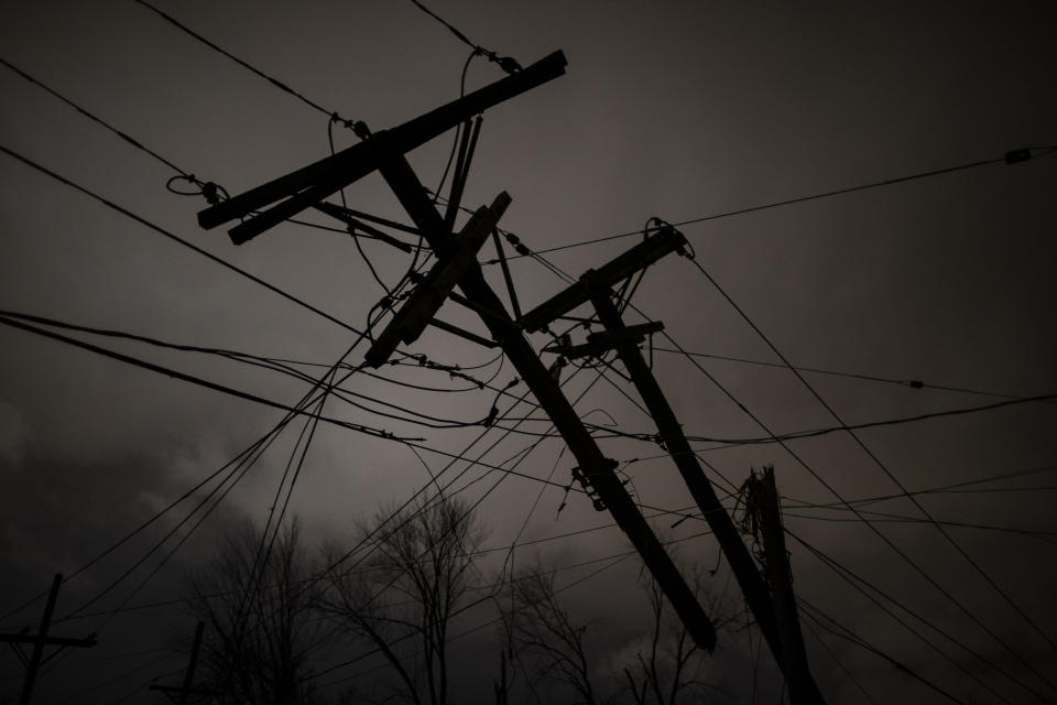 Tornado slams Tennessee