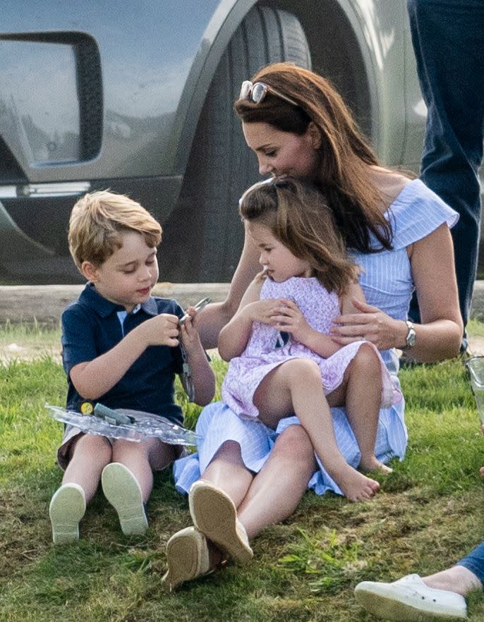 <p>凱特王妃一樣選擇以紅、藍為主色的搭配，替小王子與小公主穿著服裝，揭示一貫的英國王室優雅紅、藍、白穿搭配色。</p> <cite>Getty Images</cite>