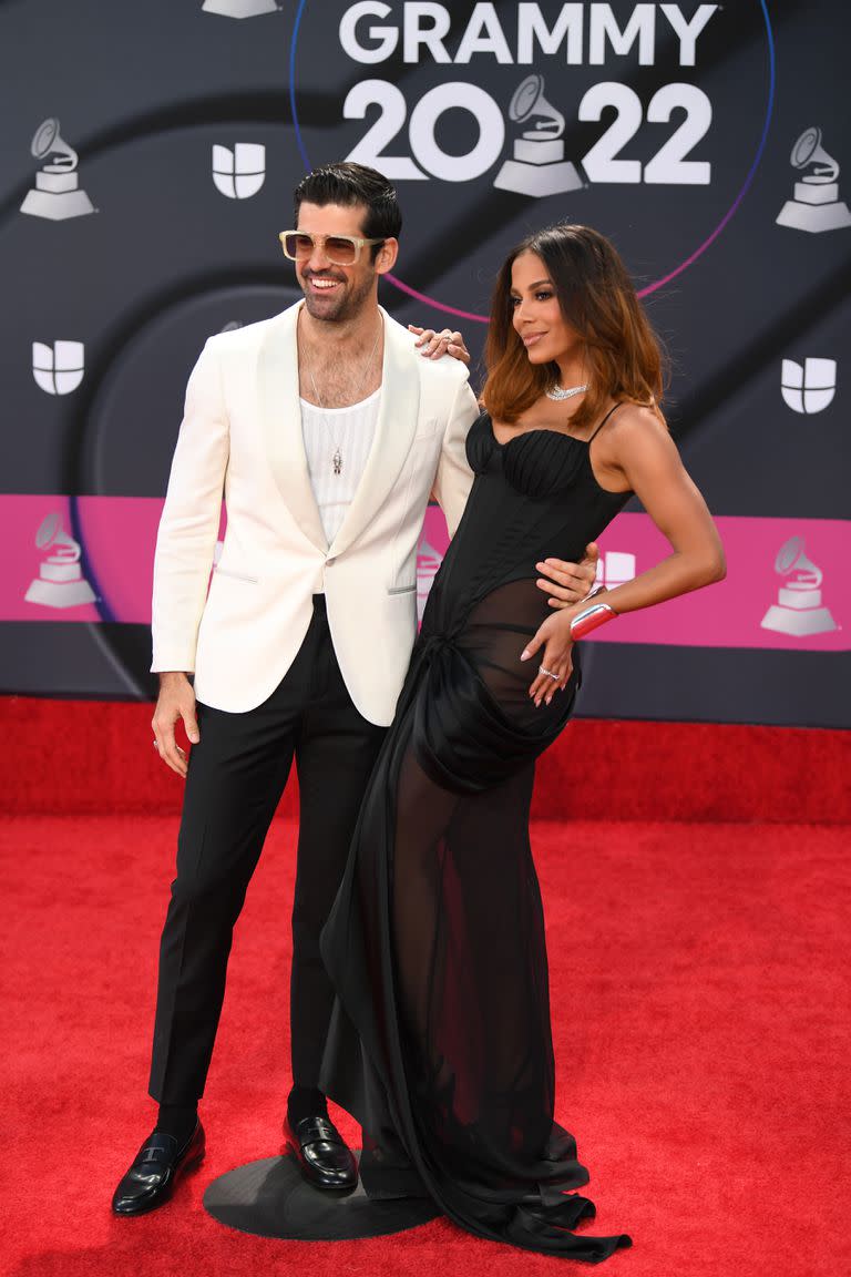 Anitta junto al actor español Miguel Ángel Muñoz