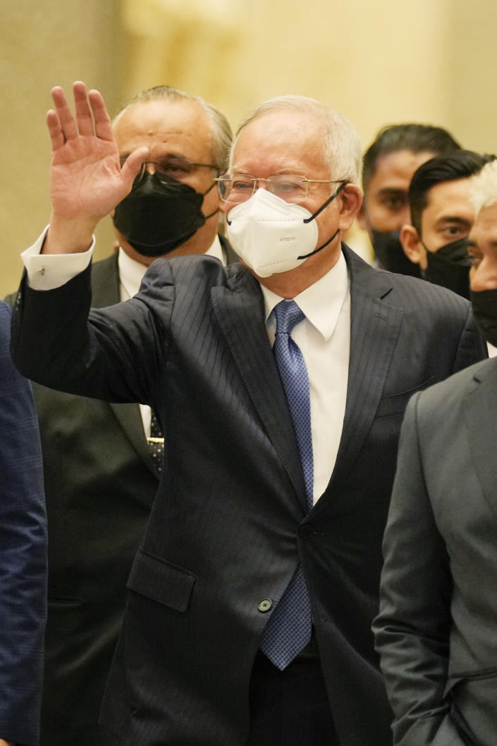 Former Malaysian Prime Minister Najib Razak, wearing a face mask, arrives at Court of Appeal in Putrajaya, Malaysia, Monday, Aug. 15, 2022. Malaysia's top court Monday began hearing a final appeal by Najib to toss out his graft conviction linked to the massive looting of the 1MDB state fund. (AP Photo/Vincent Thian)